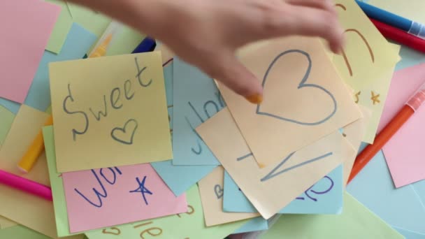 Fortune Telling Met Behulp Van Veelkleurige Stukjes Papier Interessante Voorspellingen — Stockvideo