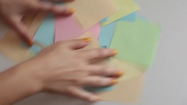 Çok Renkli Kağıt Parçalarının Yardımı Ile Fal Bakımı Ilginç Tahminler — Stok video