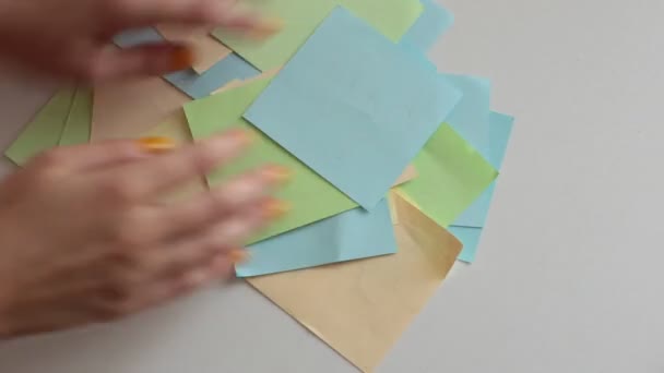 Fortune Fortælling Ved Hjælp Flerfarvede Stykker Papir Interessante Forudsigelser – Stock-video