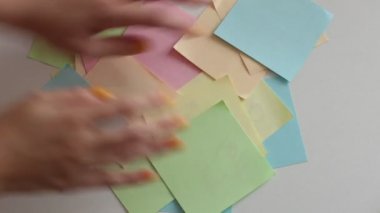 Çok renkli kağıt parçalarının yardımı ile fal bakımı ilginç tahminler