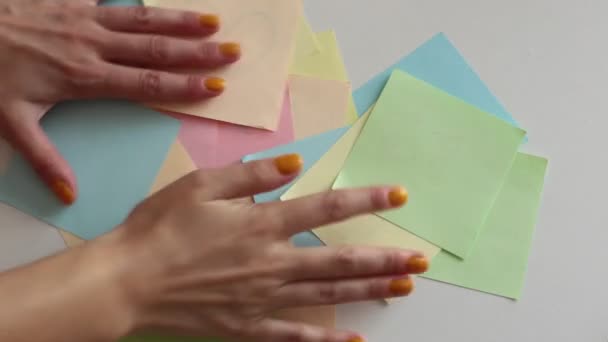 Adivinación Con Ayuda Piezas Multicolores Papel Predicciones Interesantes — Vídeo de stock