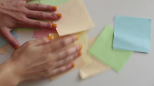 Çok Renkli Kağıt Parçalarının Yardımı Ile Fal Bakımı Ilginç Tahminler — Stok video