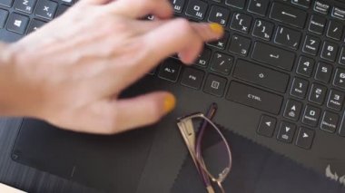 Düğmelere bas, siyah klavyeye yaz