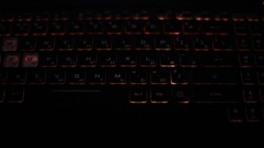 Düğmelere bas, siyah klavyeye yaz