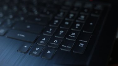 Düğmelere bas, siyah klavyeye yaz