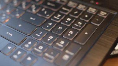 Düğmelere bas, siyah klavyeye yaz