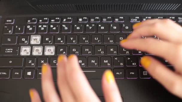 Tasten Drücken Schwarze Tastatur Eintippen — Stockvideo