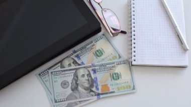 100 dolarlık banknotlar halinde paraları say.