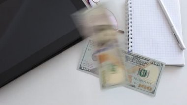 100 dolarlık banknotlar halinde paraları say.