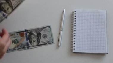 100 dolarlık banknotlar halinde paraları say.