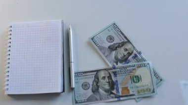 100 dolarlık banknotlar halinde paraları say.