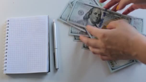 100 Dolarlık Banknotlar Halinde Paraları Say — Stok video