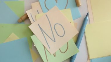 Çok renkli not kağıtlarına sözcükler, sayılar ve harfler yaz