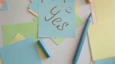 Çok renkli not kağıtlarına sözcükler, sayılar ve harfler yaz