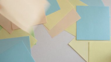 Çok renkli not kağıtlarına sözcükler, sayılar ve harfler yaz