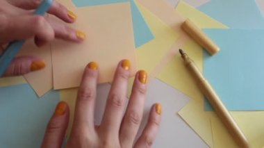 Çok renkli not kağıtlarına sözcükler, sayılar ve harfler yaz