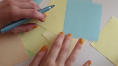 Çok renkli not kağıtlarına sözcükler, sayılar ve harfler yaz