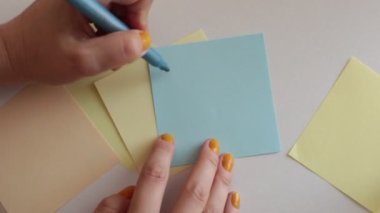 Çok renkli not kağıtlarına sözcükler, sayılar ve harfler yaz