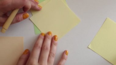 Çok renkli not kağıtlarına sözcükler, sayılar ve harfler yaz