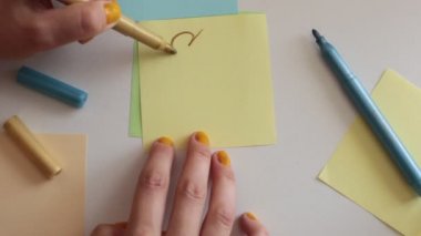 Çok renkli not kağıtlarına sözcükler, sayılar ve harfler yaz