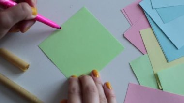 Çok renkli not kağıtlarına sözcükler, sayılar ve harfler yaz