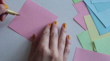 Çok renkli not kağıtlarına sözcükler, sayılar ve harfler yaz