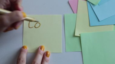 Çok renkli not kağıtlarına sözcükler, sayılar ve harfler yaz