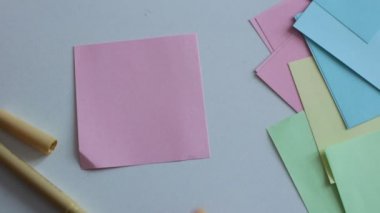 Çok renkli not kağıtlarına sözcükler, sayılar ve harfler yaz