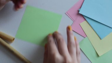 Çok renkli not kağıtlarına sözcükler, sayılar ve harfler yaz