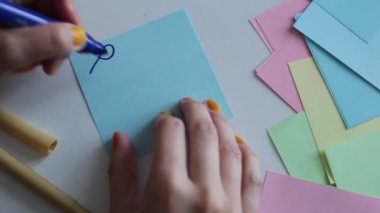 Çok renkli not kağıtlarına sözcükler, sayılar ve harfler yaz