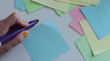 Çok renkli not kağıtlarına sözcükler, sayılar ve harfler yaz