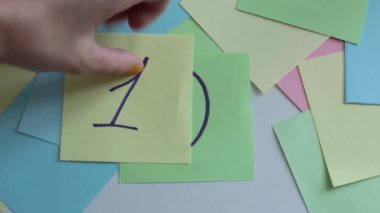 Çok renkli not kağıtlarına sözcükler, sayılar ve harfler yaz