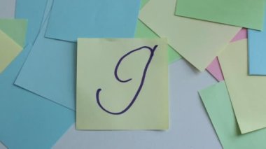 Çok renkli not kağıtlarına sözcükler, sayılar ve harfler yaz