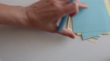 Çok renkli not kağıtlarına sözcükler, sayılar ve harfler yaz