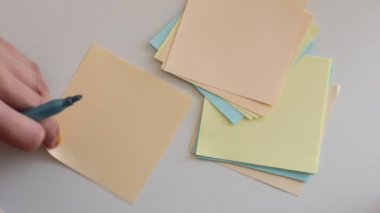 Çok renkli not kağıtlarına sözcükler, sayılar ve harfler yaz