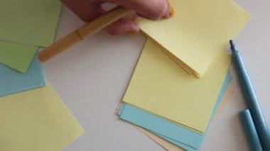 Çok renkli not kağıtlarına sözcükler, sayılar ve harfler yaz