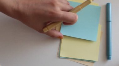 Çok renkli not kağıtlarına sözcükler, sayılar ve harfler yaz