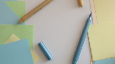 Çok renkli not kağıtlarına sözcükler, sayılar ve harfler yaz