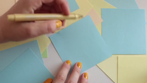 Γράψτε Λέξεις Αριθμούς Και Γράμματα Τετράγωνα Πολύχρωμα Φύλλα Σημειώσεων — Αρχείο Βίντεο