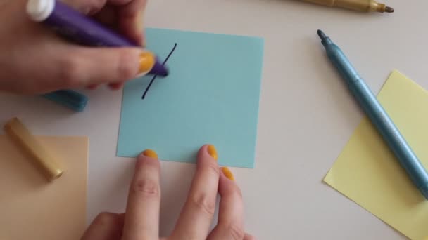 Schreiben Sie Wörter Zahlen Und Buchstaben Auf Quadratische Mehrfarbige Notizblätter — Stockvideo