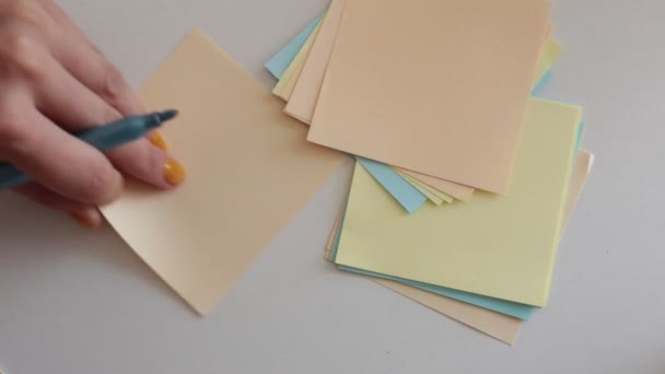 Γράψτε Λέξεις Αριθμούς Και Γράμματα Τετράγωνα Πολύχρωμα Φύλλα Σημειώσεων — Αρχείο Βίντεο