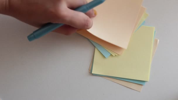 Escreva Palavras Números Letras Folhas Notas Quadradas Multicoloridas — Vídeo de Stock