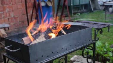 Izgarada parlayan kızgın ateş