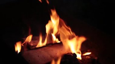 Izgarada parlayan kızgın ateş