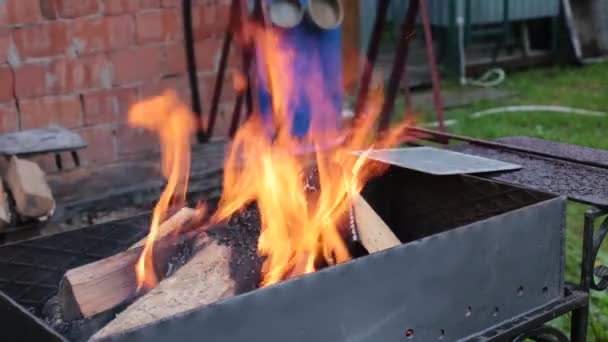 Fényes Lángoló Forró Tűz Grillben — Stock videók