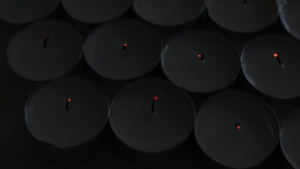 许多小的燃烧的白色蜡烛 — 图库视频影像