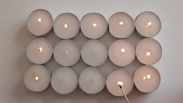Viele Kleine Brennende Weiße Kerzen — Stockvideo