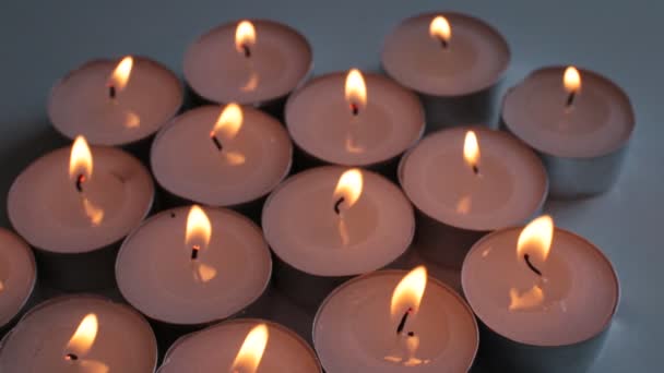 许多小的燃烧的白色蜡烛 — 图库视频影像