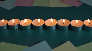 Küçük yanan, yas tutan, beyaz mumlar.