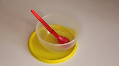 Beyaz arkaplanda boş mutfak aletleri